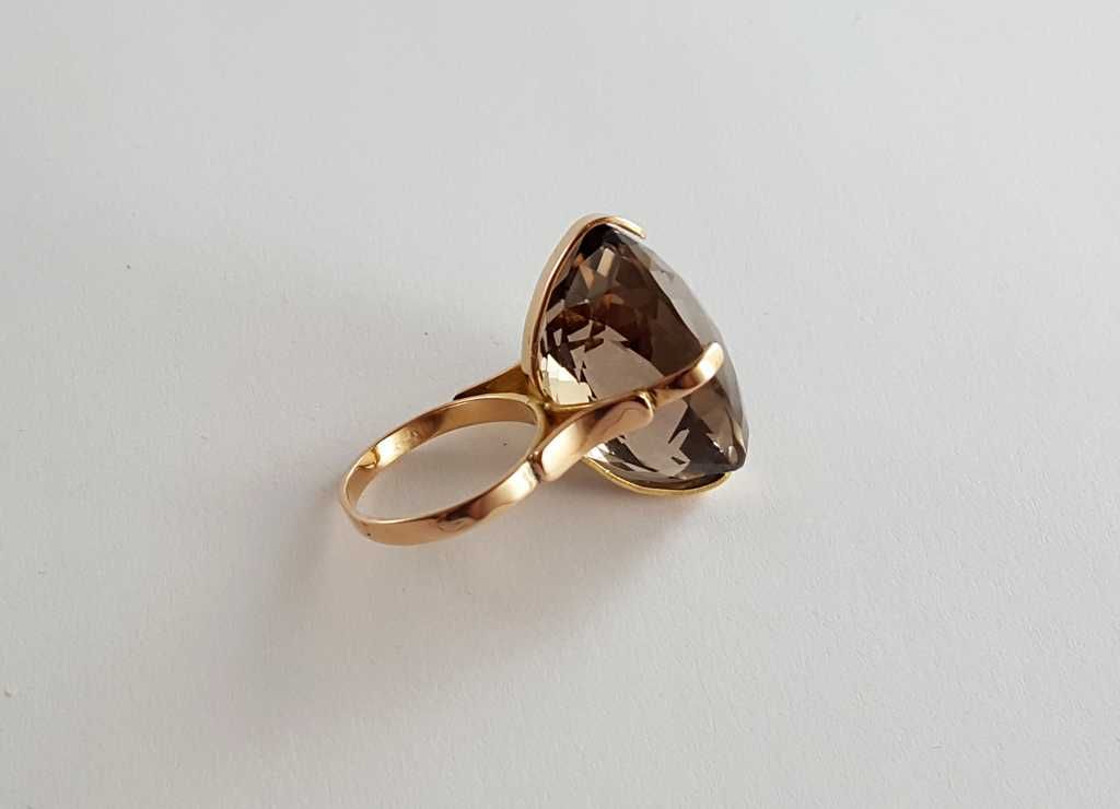 Złoty pierścionek w typie Tiffany z topazem