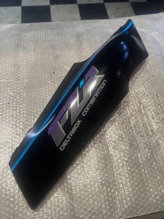 Osłona tylna prawa Yamaha FZR 600 Ogon Zadupek Tył Bok Boczek V321