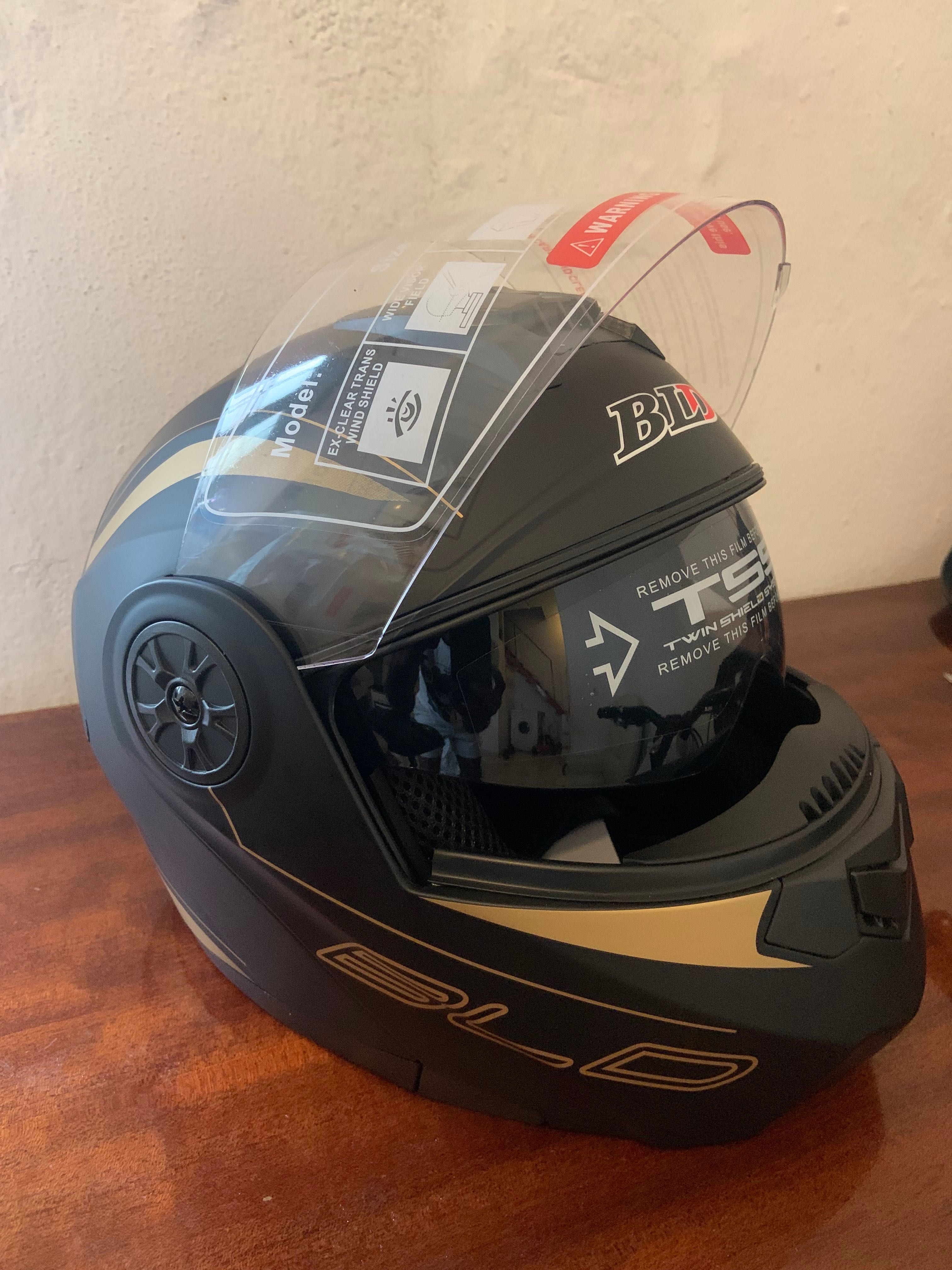 Vendo Capacete Flip-Up Novo na Caixa - Aproveite!”