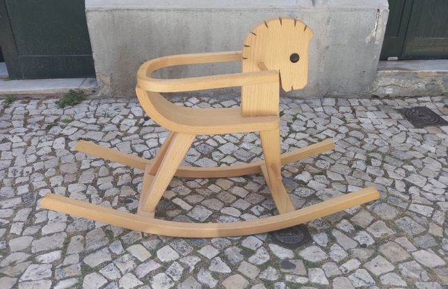 Cavalo de madeira Peter com arco