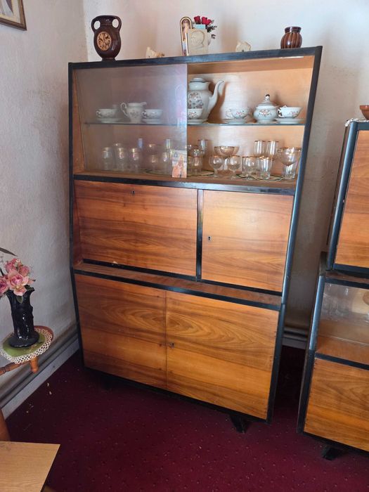 Drewniane meble na wysoki połysk do renowacji.