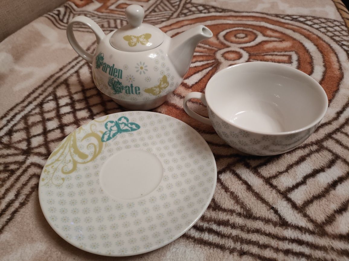 Porcelanowy dzbanek z filiżanką, imbryk, czajniczek do herbaty