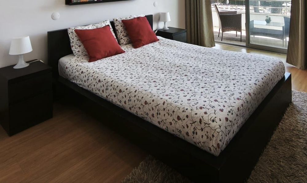 Cama tipo wengé com cabeceira e colchão