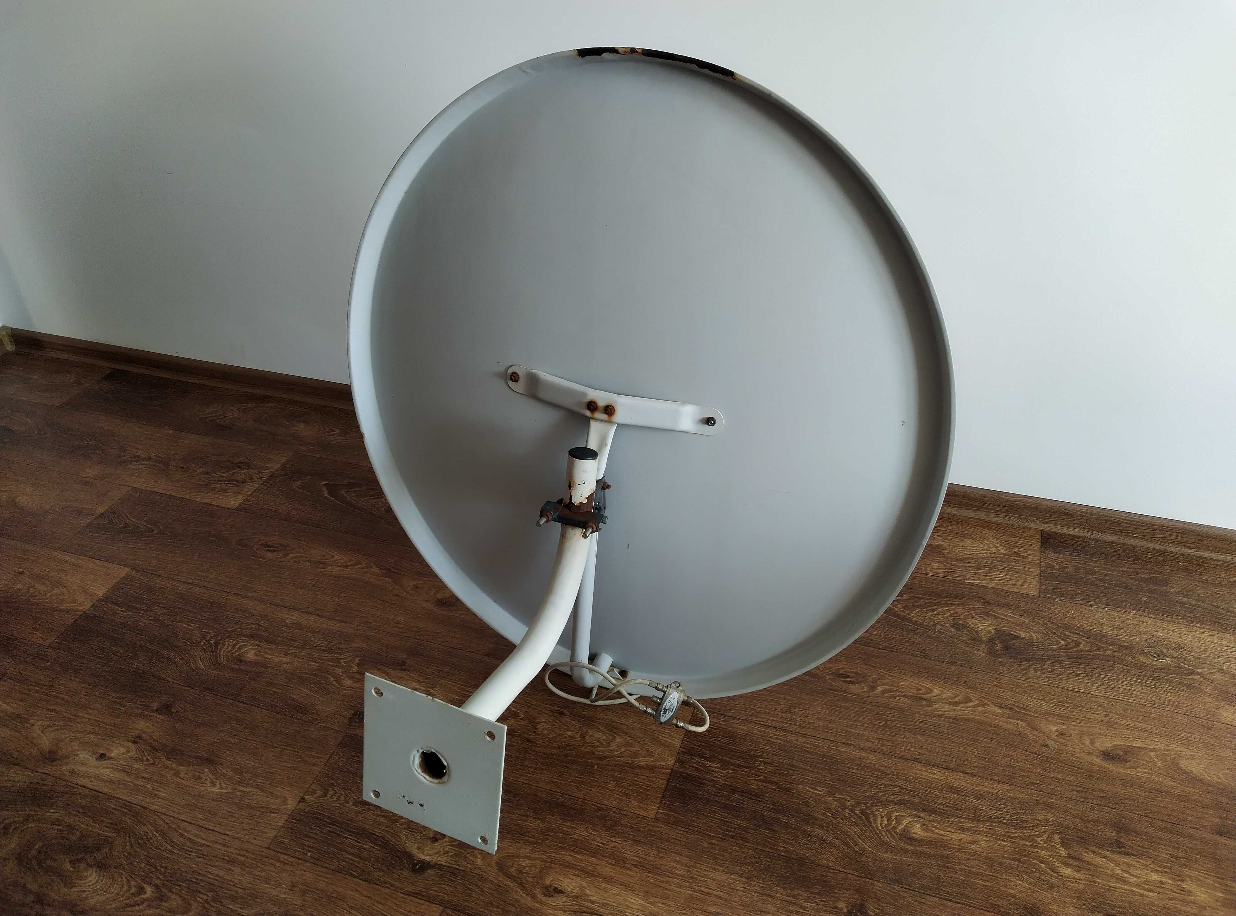 Спутниковая антенна с кронштейном