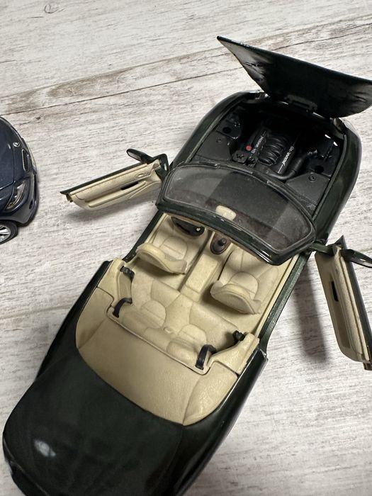 Jaguar XK8 1/18 Maisto