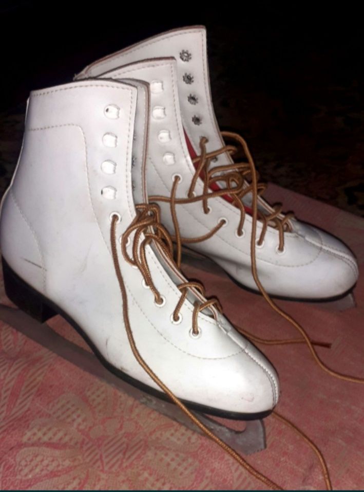Продам фигурные коньки.