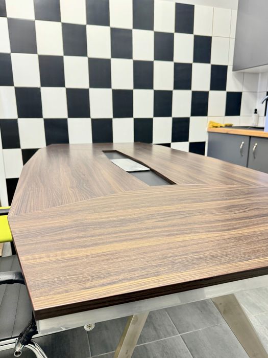 Solidny stół do biura z gniazdami