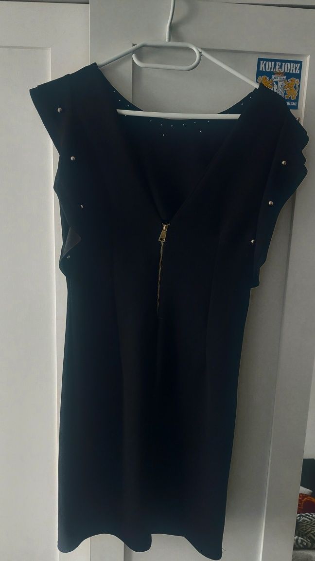 Sukienka czarna z wycięciem na plecach