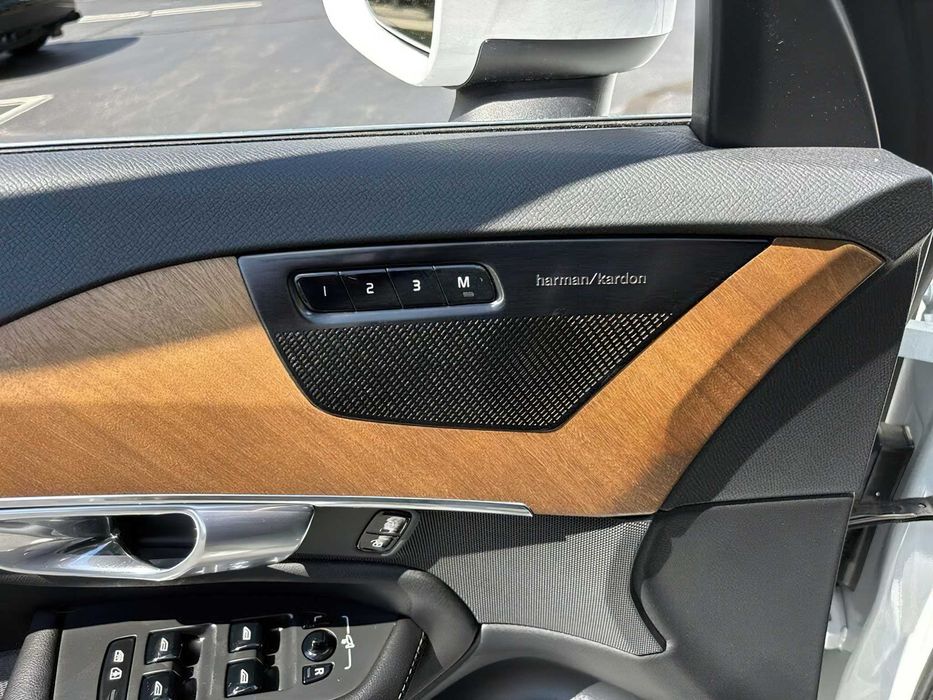 Volvo XC90      2023