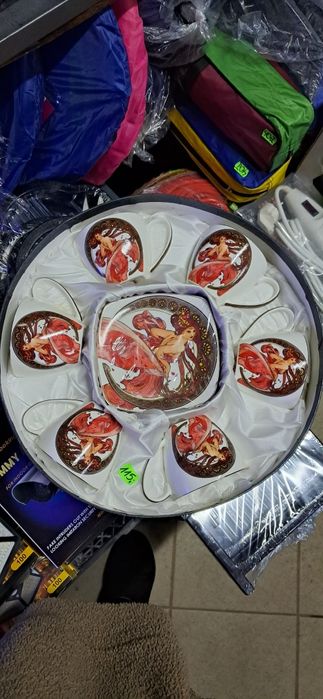 Zestaw kawowy filiżanki spodki łyżeczki Alphonse Mucha Tancerka