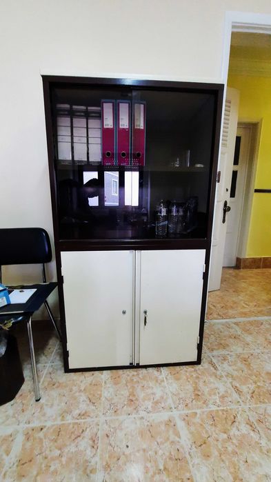 Armário de Escritório metálico com portas de vidro na parte de cima