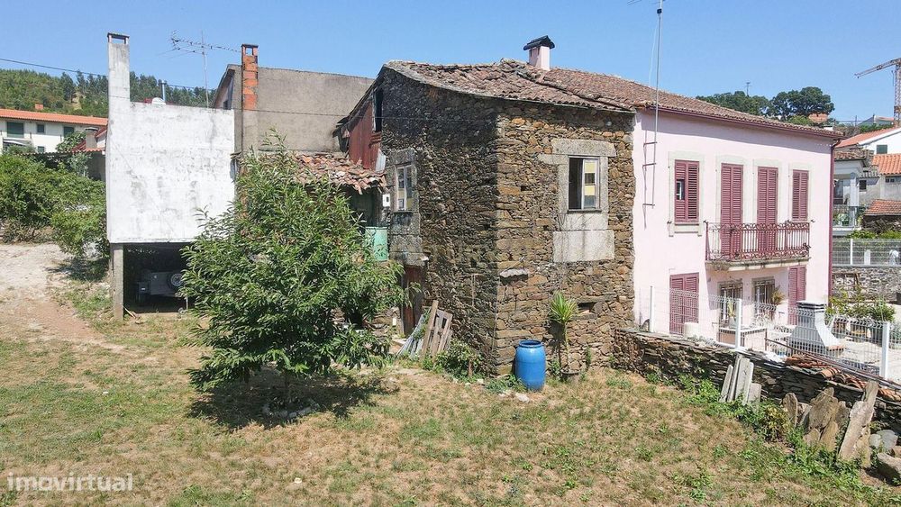 Terreno plano para construção com ruina para restaurar
