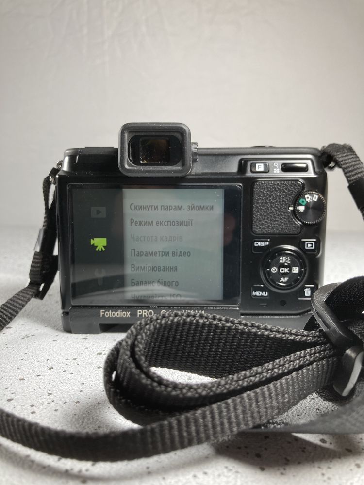 Nikon 1 v1 + Nikkor 10-30mm + FotodioX Pro Grip
