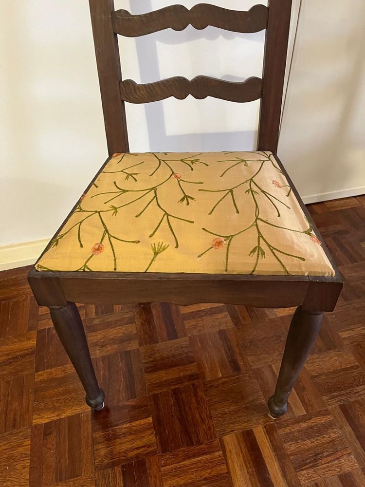 Cadeira vintage com assento em seda