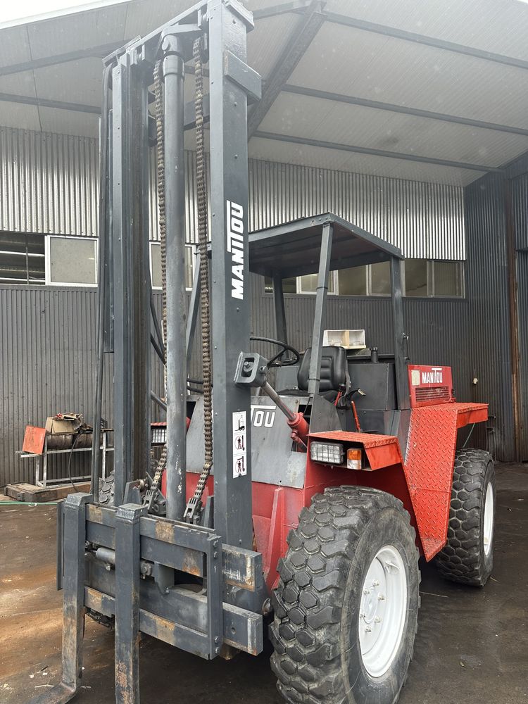 Manitou de 3000 kgrs 4x4 com garfos etriplex eleva a 8 metros