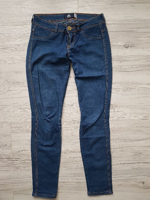 Ciemne jeansy rurki Bershka r. 36
