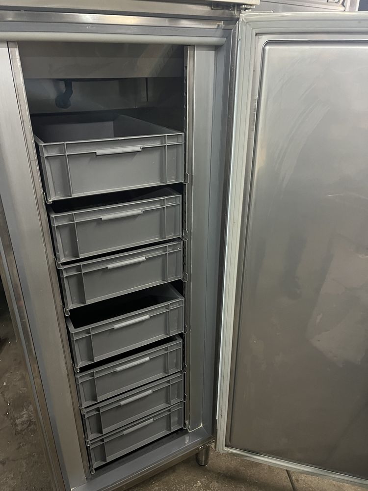 Arca vertical de Refrigeração INFRICO com 7 caixas com grelhas