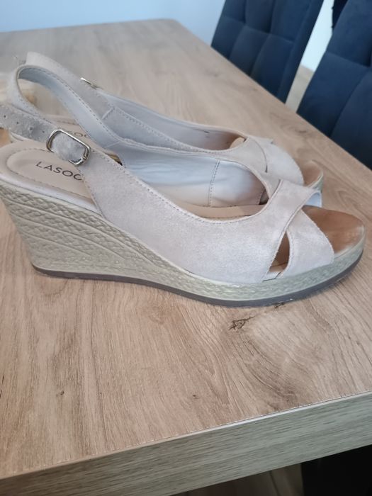 Sandały na koturnie Lasocki