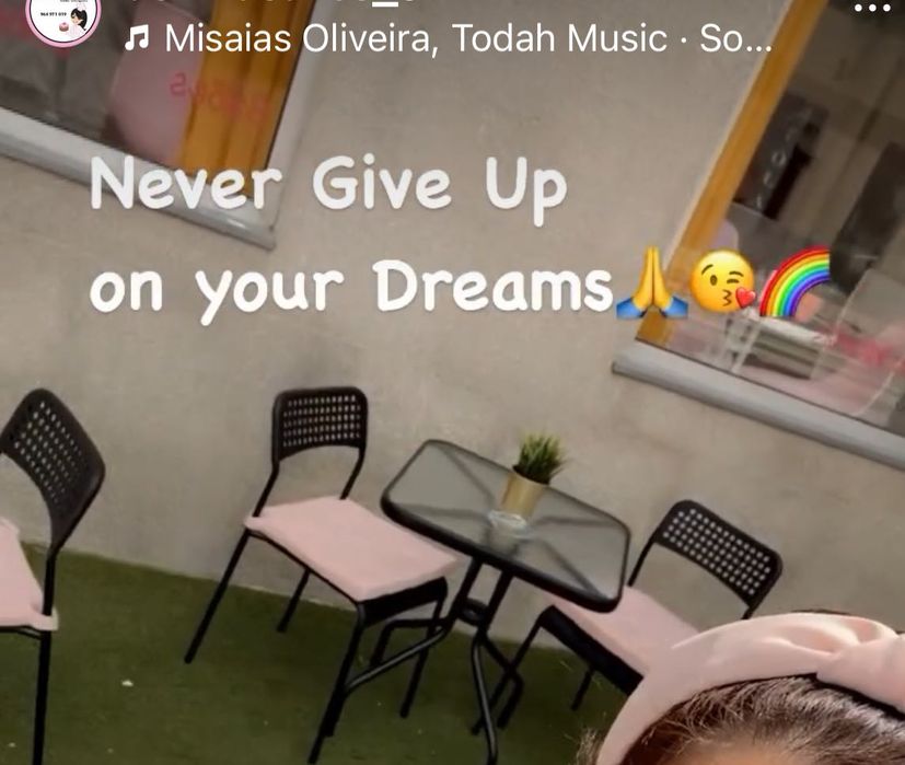 Cadeira pretas novas e mesas