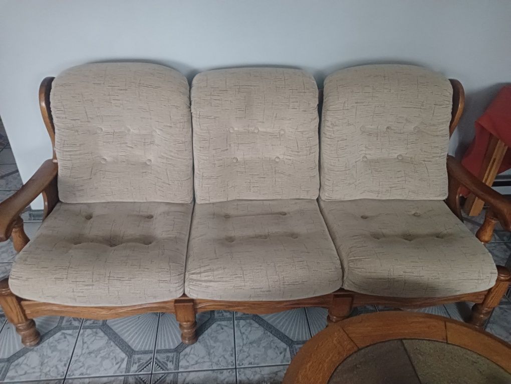 Sofa, ława oraz 2 fotele