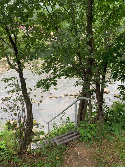 Апартаменти з кухнею на 3 особи. Поряд річка. Є сауна.