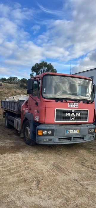 Camião Tribasculante com Grua MAN