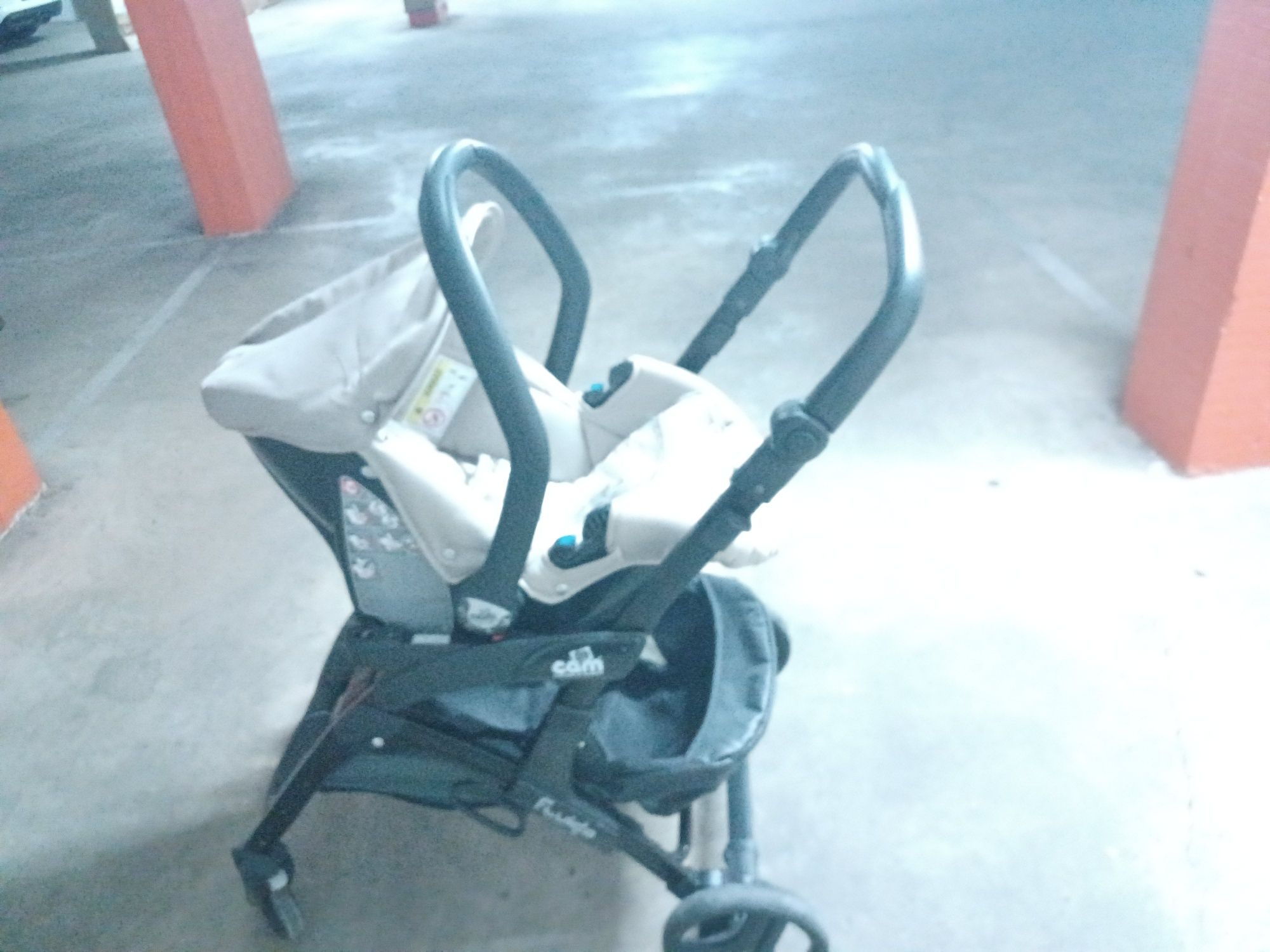 Carro de bebé com 1 mês de uso