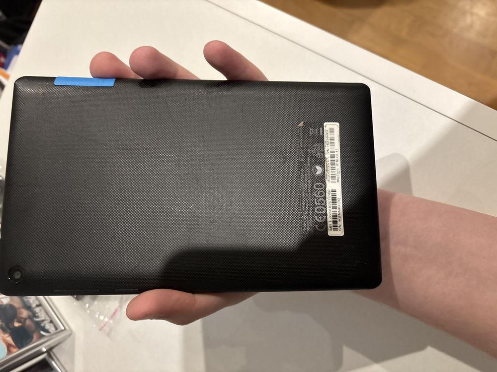 Tablet lenovo ze słuchawkami oraz z pudełkiem
