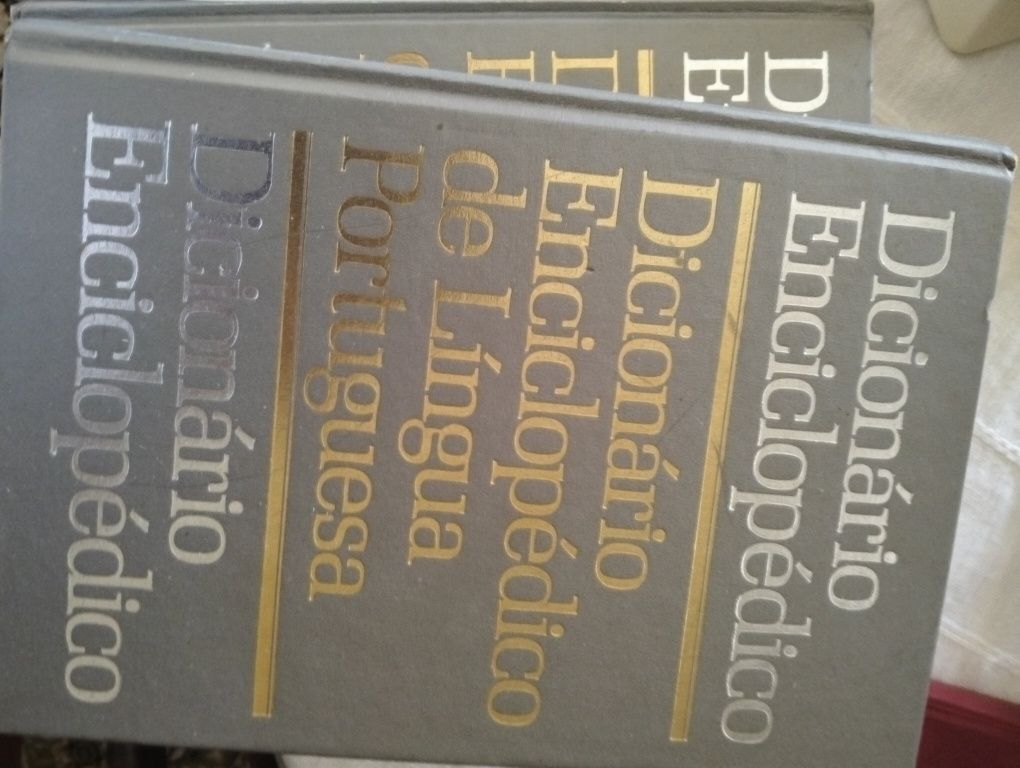 Enciclopédias e outros com encadernações de luxo