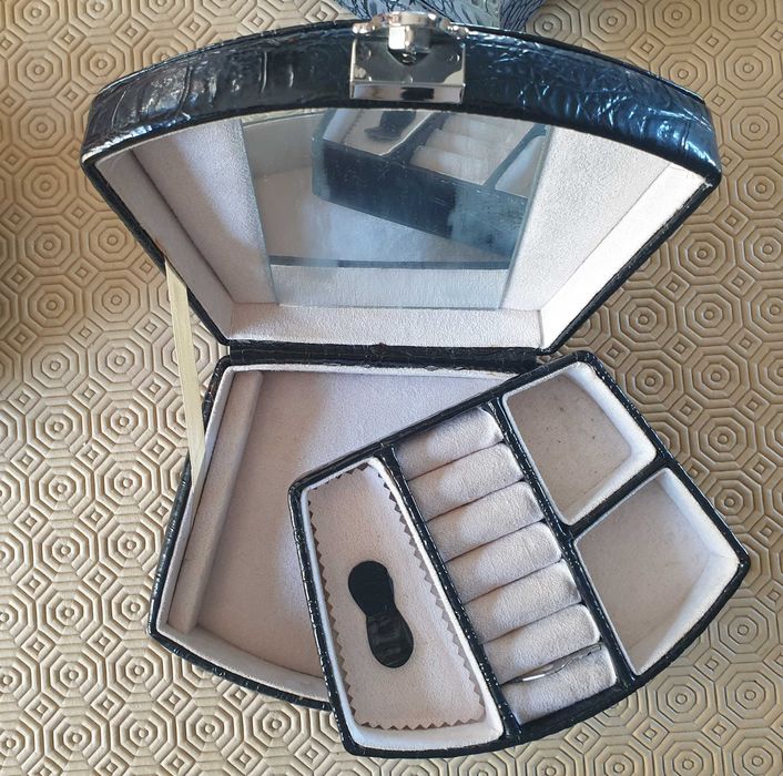 Caixas guarda jóias baratas para desocupar