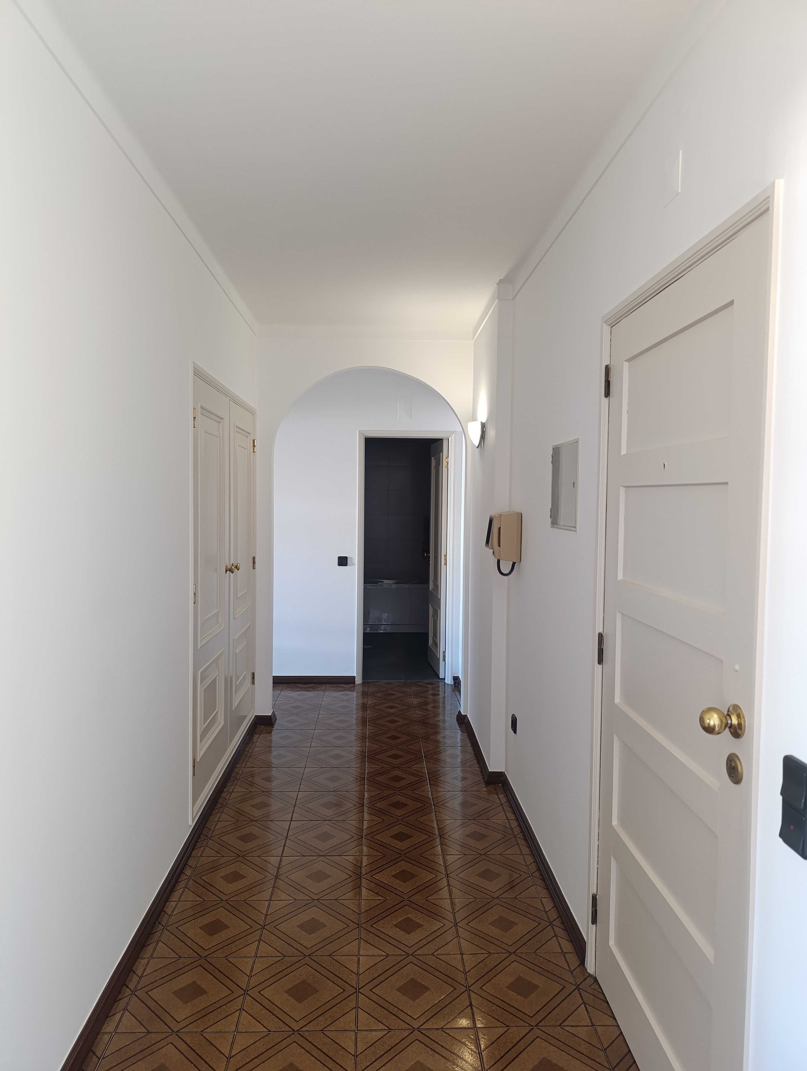 T2 recentemente remodelado no Vale das Flores com contrato
