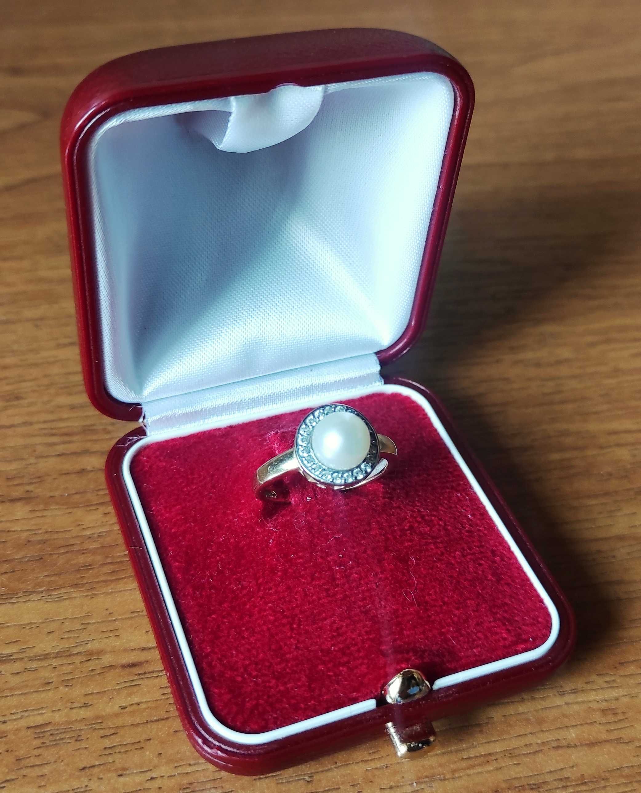 Złoty pierścionek pr.585 perła z diamentami roz.13