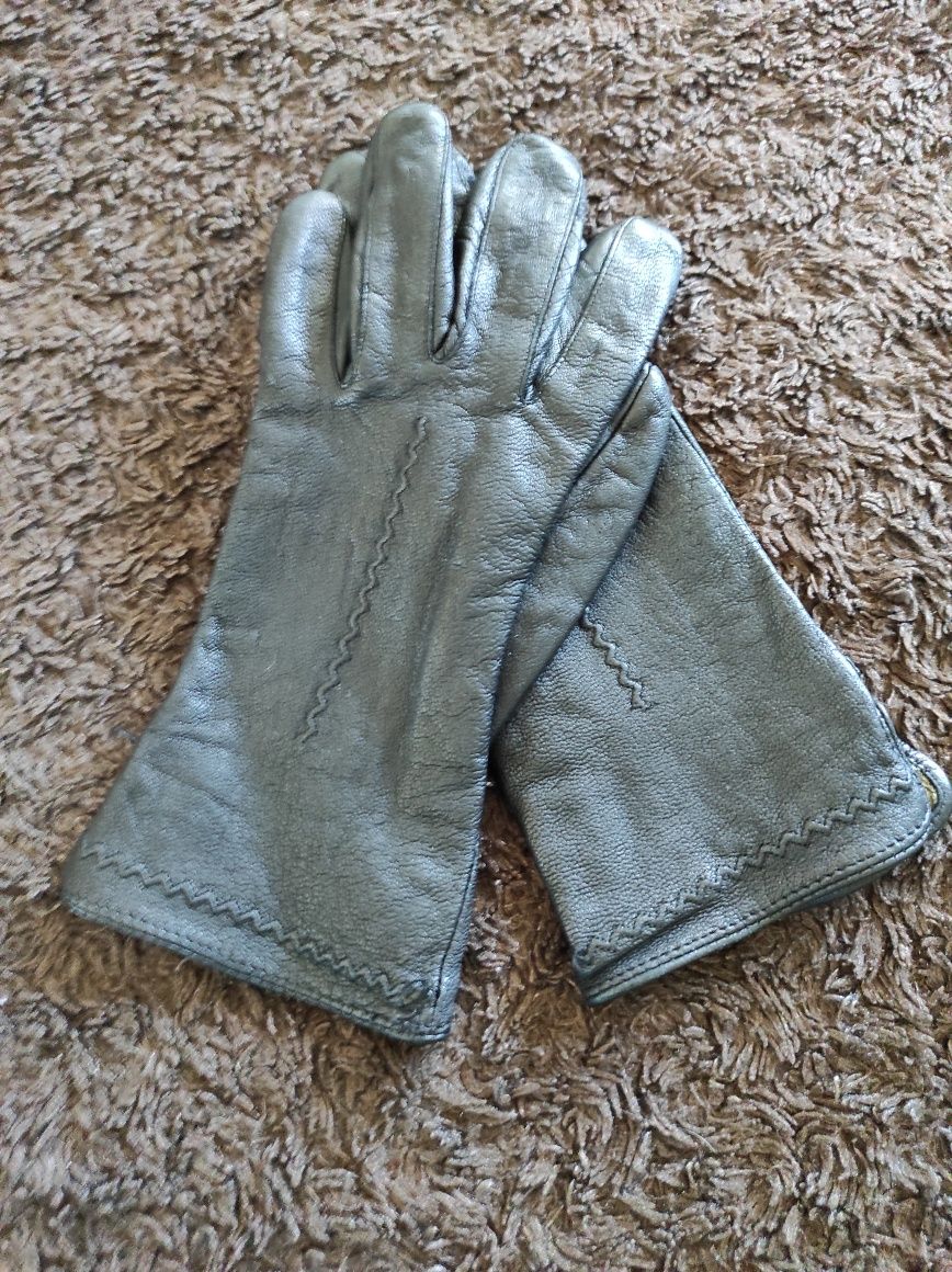 Женские теплые перчатки в хорошем состоянии