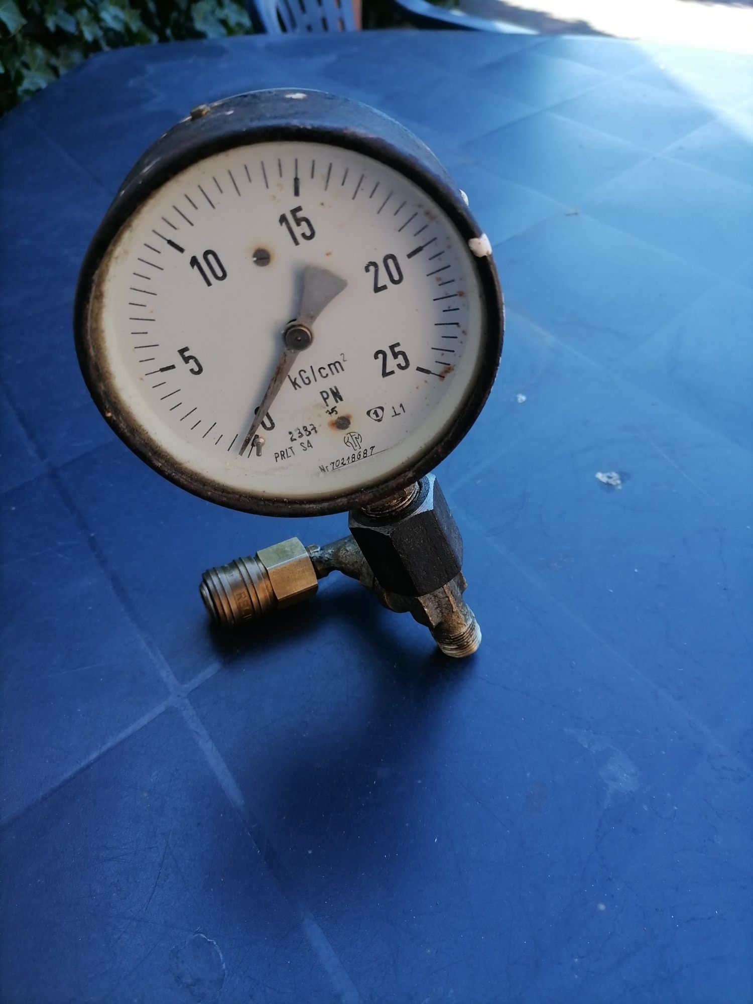Manometr z zaworem 0..25kg..cm2