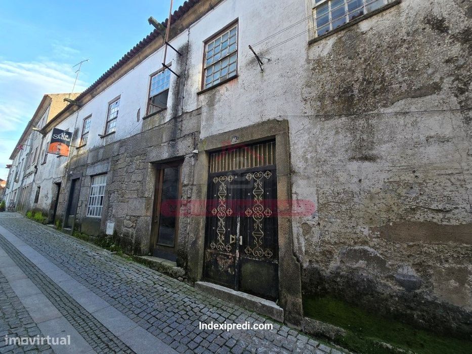 Moradia para recuperar no Centro Guarda - Venda Judicial