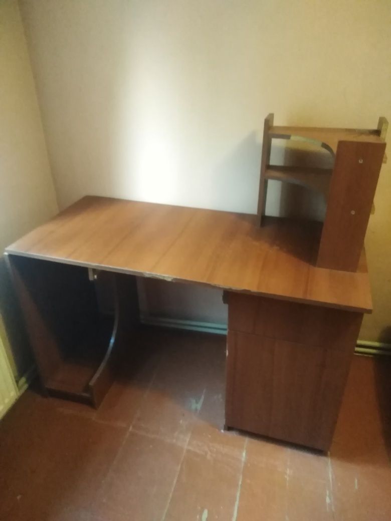 Стіл  комп'ютерний.