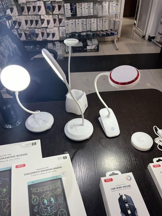 Настільна лампа та ліхтарики в руку та на лоб