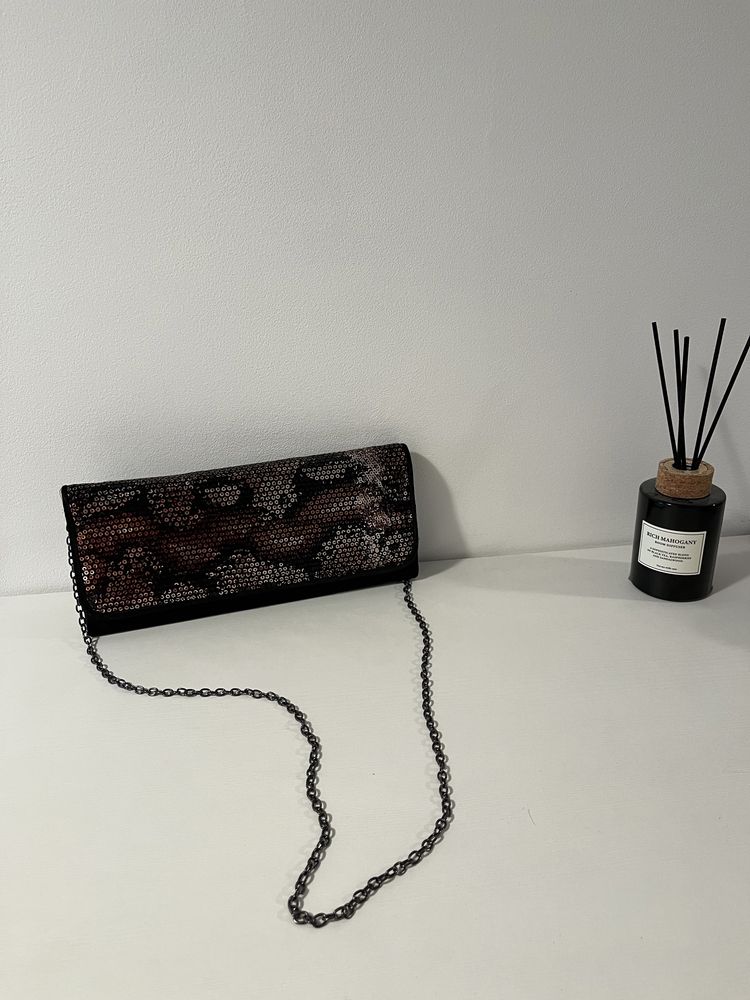 Czarna kopertówka torebka na łańczuszku z cekinami brązowymi