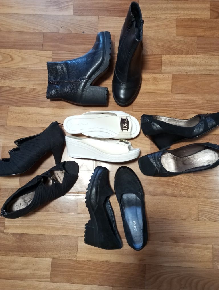Різне жіноче взуття