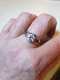 Antykwaryczny pierścionek z dużą cyrkonią