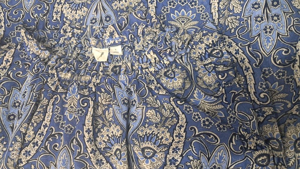 Luźna zwiewna cieniutka bluzeczka z uroczymi falbankami