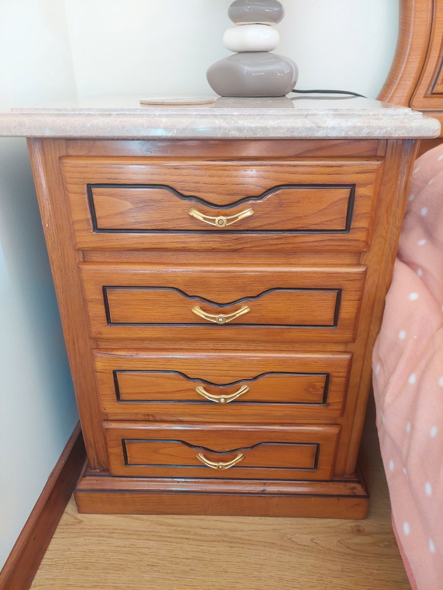 Conjunto Quarto Casal – Cama + 2 Mesas de Cabeceira + Cómoda