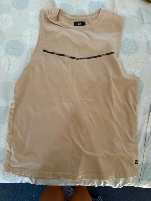 T-shirts originais S/M — Levi’s, Timberland, Mike Davis, Vans, outros