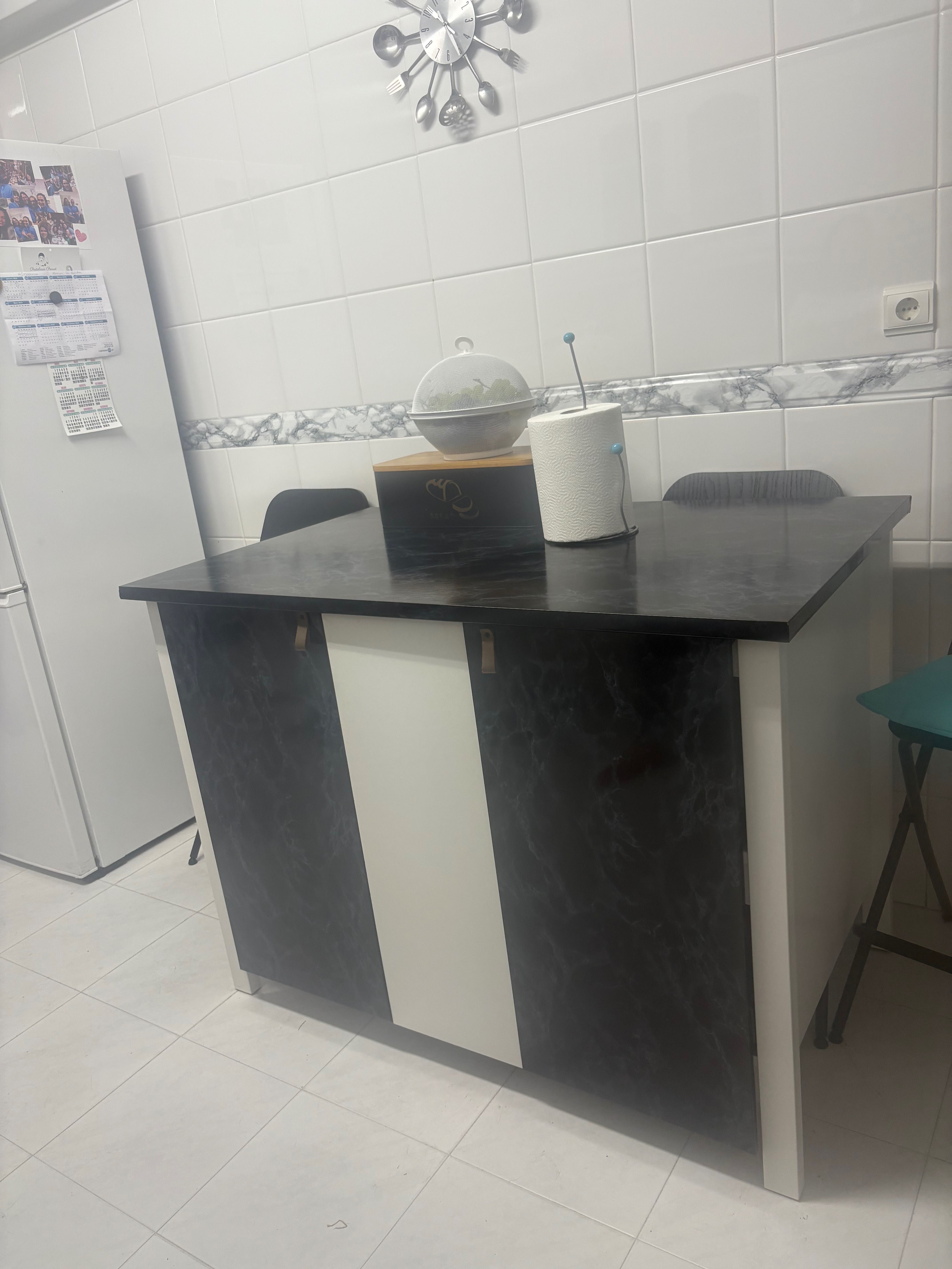 Mesa nova de madeira , com arrumação e inclui 4 cadeiras