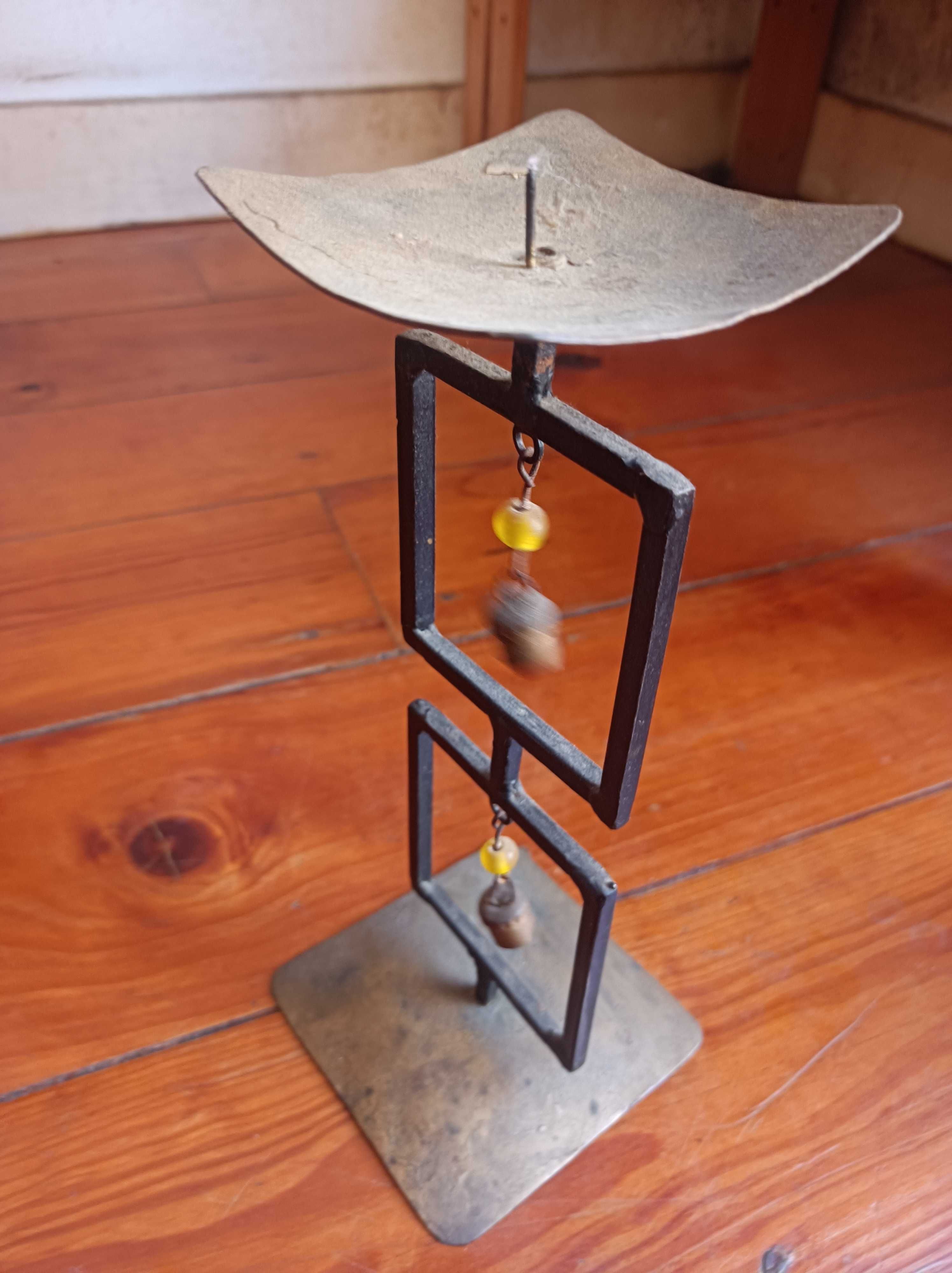 Candelabro de metal