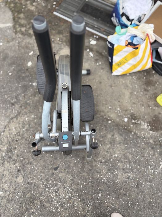 Elíptica usada com marcas de desgaste