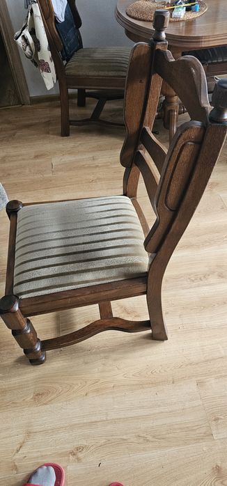 4 krzesła I rozkładany stół.