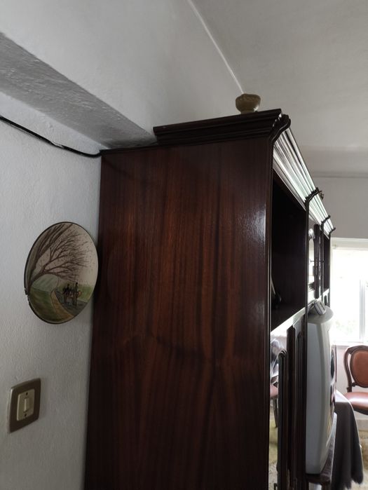 Mobília de sala com TV cadeiras e mesa