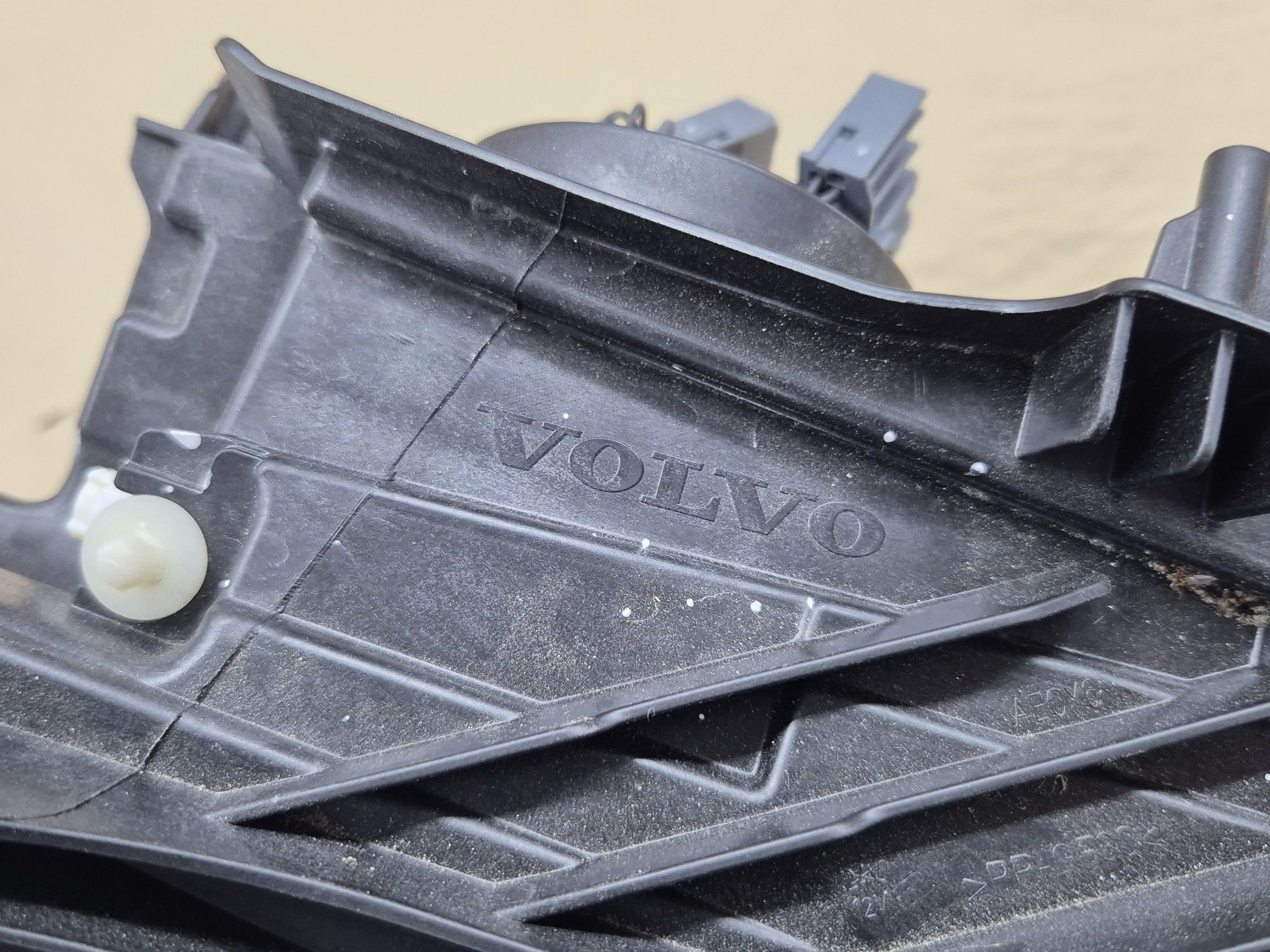 Volvo V60 S60 2024r lampa prawa przednia OEM EU LED