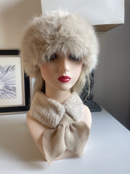 Piękny beżowy elegancki noey  komplet czapka i szal eko futerko